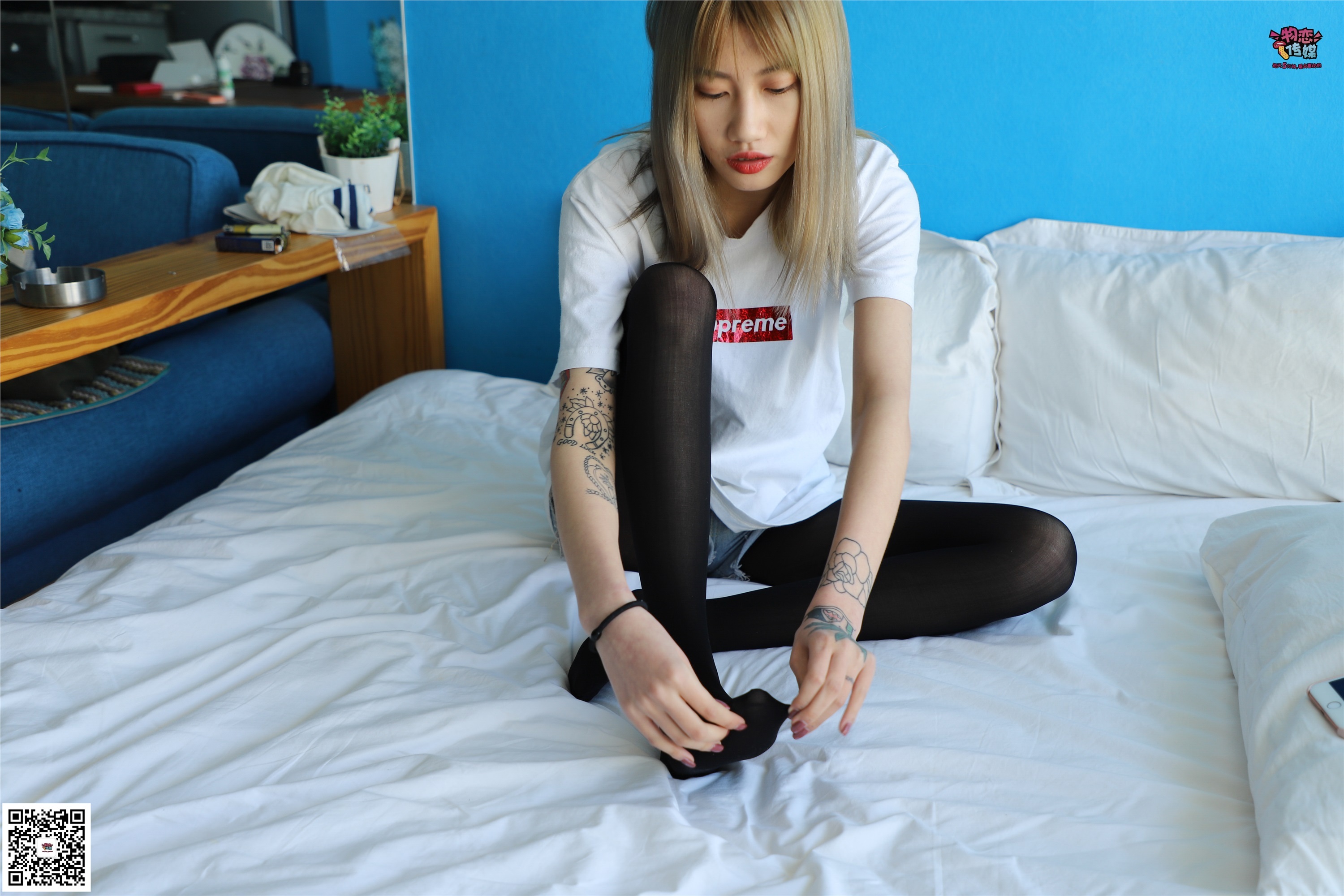 物恋传媒 No.002 酷酷的18岁黑丝少女，黑丝与白长筒袜的碰撞